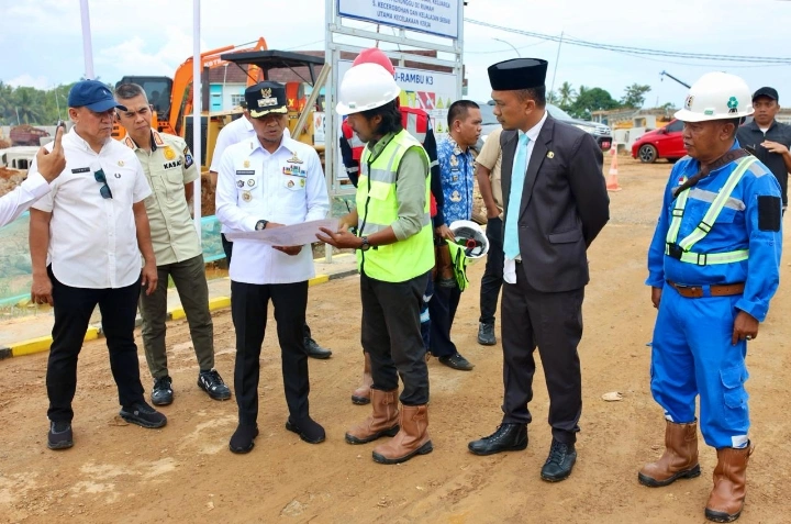 Bupati Bone, Andi Asman Sulaiman turun langsung meninjau pembangunan Sekolah Rakyat di Lingkungan Rompi, Kelurahan Bajoe, Kota Watampone, Rabu 20 Mei 2026.