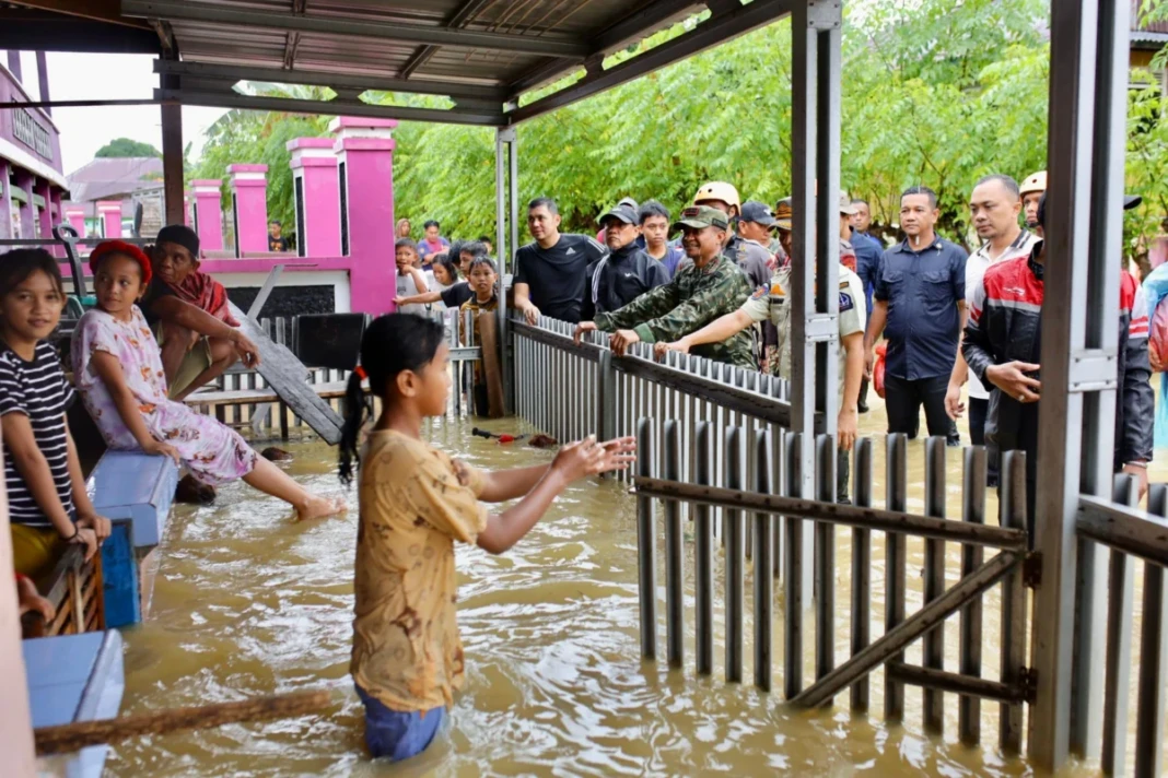 Bupati Bone saat memantau banjir di Kelurahan Biru Kecamatan Tanete Riattang, Jumat (8:5:2026)