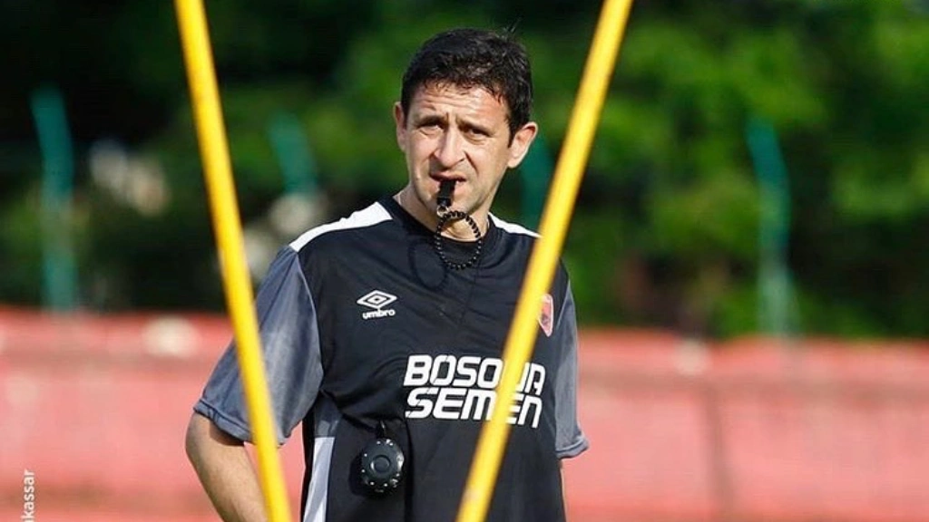 Nenad Bacina dikabarkan masuk bursa calon pelatih PSM Makassar musim 2026/2027. Eks asisten Bojan Hodak itu disebut menjadi salah satu kandidat kuat pelatih baru Juku Eja.