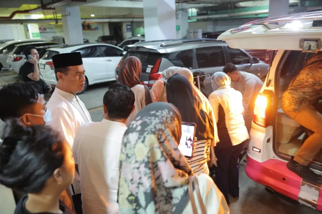 Mentan Amran saat mengunjungi rumah sakit, tempat Anggota IV BPK RI Haerul Saleh sempat dirawat