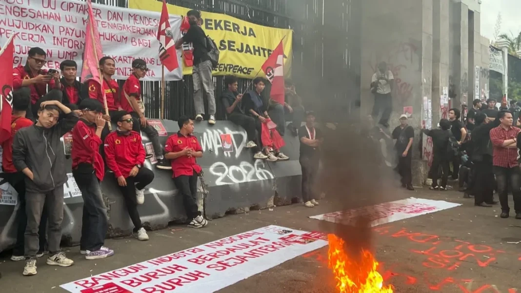 Demo buruh depan DPR (Foto JawaPos)