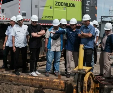 DPRD Bone saat meninjau perbaikan dermaga Pelabuhan Bajoe beberapa waktu lalu. Perbaikan dermaga rampung dan segera difungsikan kembali