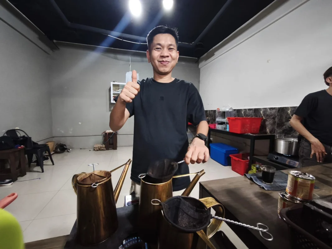 Edy Suryadi (42), pemilik Warkop Haji Edy.