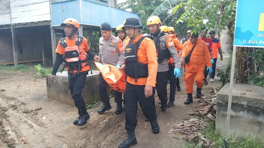 Evakuasi bocah meninggal yang hanyut di Sungai Walanae