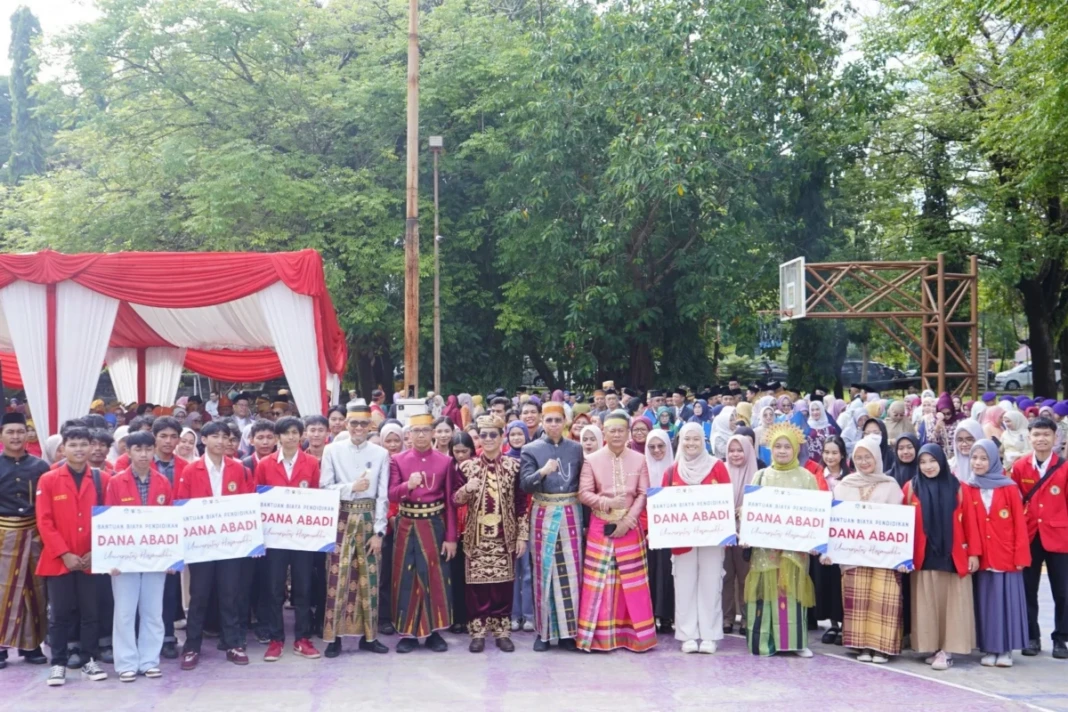 Foto bersama sivitas akademika Unhas setelah upacara Hardiknas 2026