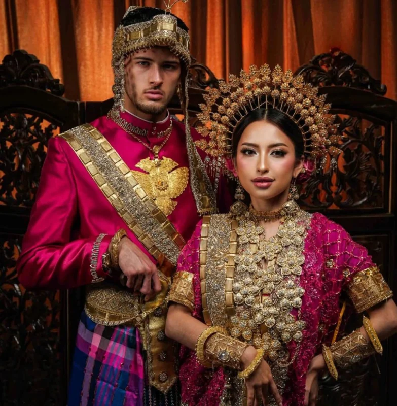 Foto prewedding Jennifer Coppen dan Justin Hubner dengan baju adat Makassar 