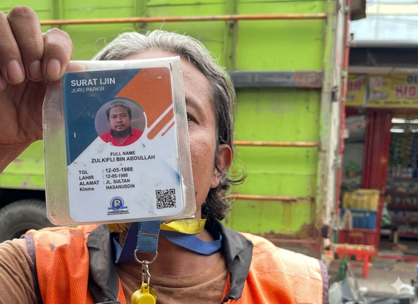 Oknum jukir viral di media sosial meminta tarif parkir kepada pengendara roda empat sebesar Rp20 ribu. Foto: tangkapan layar