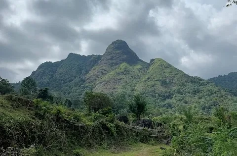 Gunung Monrolo di Maros