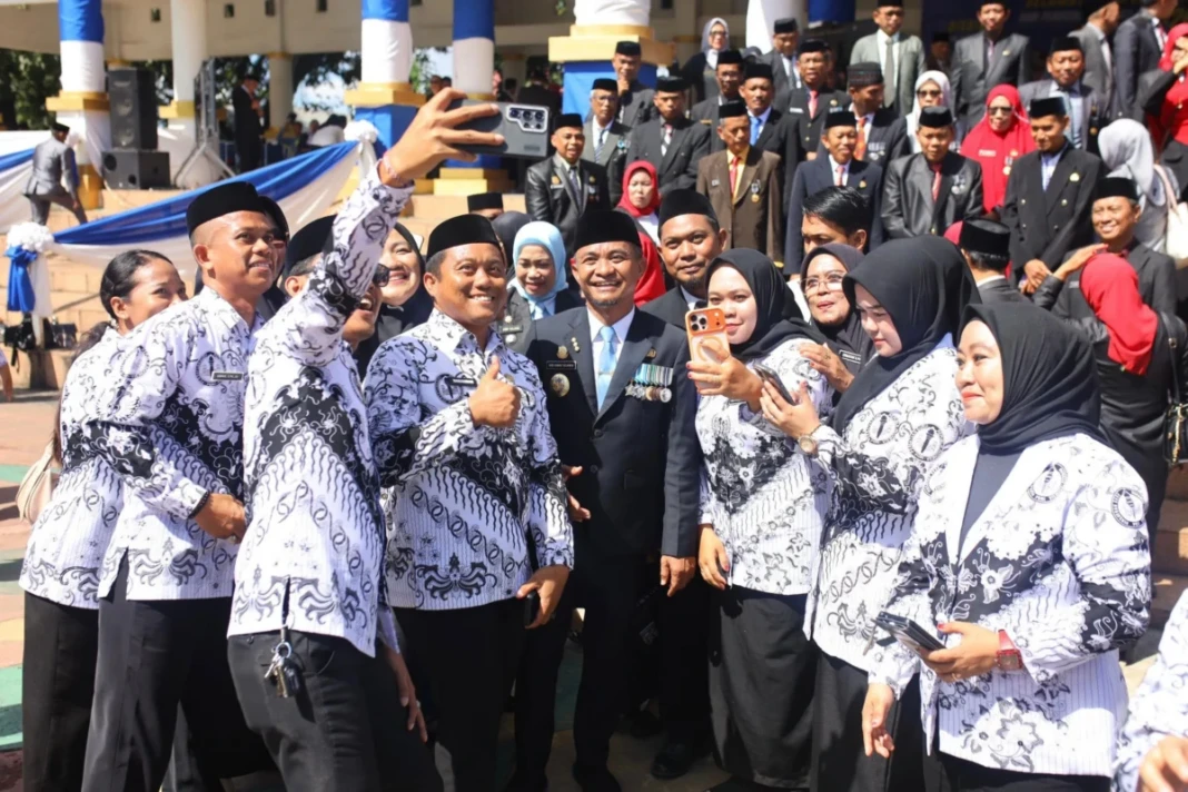 Guru antusias selfie bersama Bupati Bone Andi Asman Sulaiman dalam peringatan Hardiknas 2026