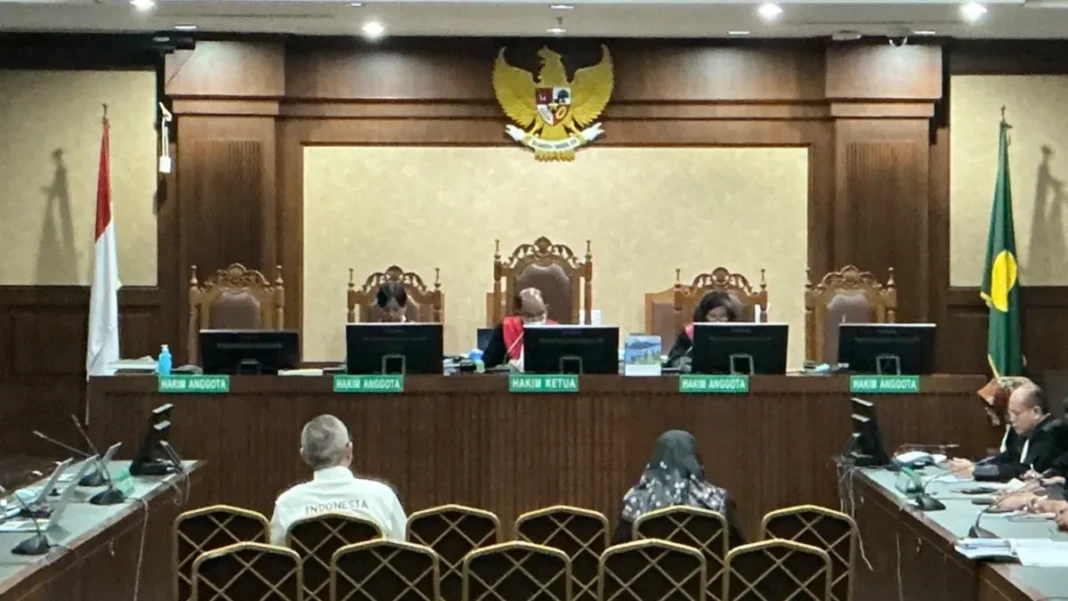 Eks Direktur Gas PT Pertamina 2012-2014, Hari Karyuliarto, bersama Vice President Strategic Planning Bussines Develoment Direktorat Gas Pertamina 2012-2013, Yenni Andayani, menjalani sidang vonis kasus dugaan korupsi LNG di Pengadilan Tipikor Jakarta, Senin (4/5/2026). (Foto: JawaPos)