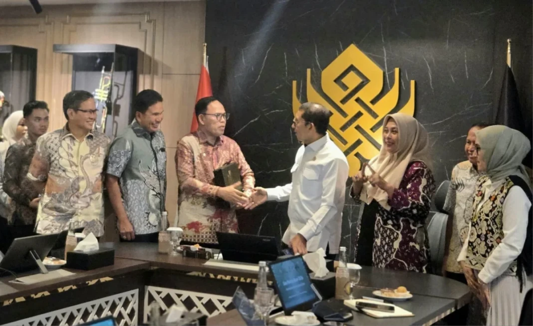 Audiensi Wakil Bupati Bone, Andi Akmal Pasluddin dengan Menteri Kebudayaan, Fadli Zon bahas revitalisasi Rumah Adat Bola Soba dan Festival Seni Budaya Gau’ Maraja Bone 2026.