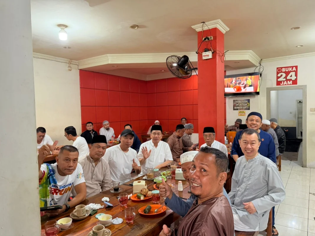 Suasana nongkrong di warkop Haji Edy.
