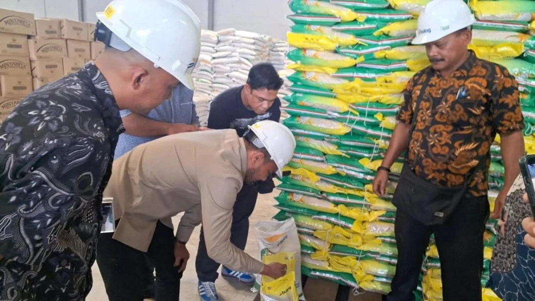 Anggota Komisi IV DPR RI Jamaluddin Idham saat melakukan inspeksi mendadak ke Gudang Perum Bulog Meulaboh, Kabupaten Aceh Barat