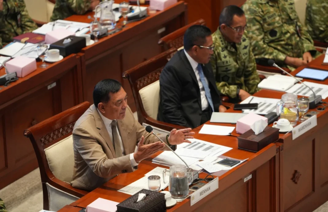 Menteri Pertahanan RI Sjafrie Sjamsoeddin menghadiri rapat kerja bersama Komisi I DPR RI yang berlangsung di Gedung Nusantara II DPR RI, Jakarta, Selasa (19/5/2026).