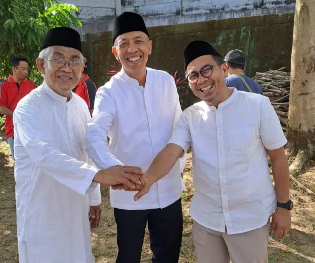 Direktur Utama PT Tiran Group Nusantara, Rahman Arif (tengah) bersama Direktur AAS Community, Rezky Muliadi dan perwakilannya sebelum menyembelih 13 ekor sapi di Makassar, Rabu (27/5/2026). dok/ekispos