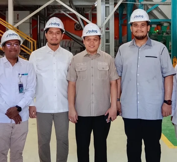 Pemimpin Bulog Cabang Makassar, Faris Sudirman AR bersama staff saat menerima kunjungan Anggota Komisi III DPR RI, Andi Amar Ma'ruf Sulaiman didampingi Wakil Ketua DPRD Sulsel, Yasir Mahmud di Gudang Perum Bulog Panaikang, Makassar, Senin (11/5/2026)