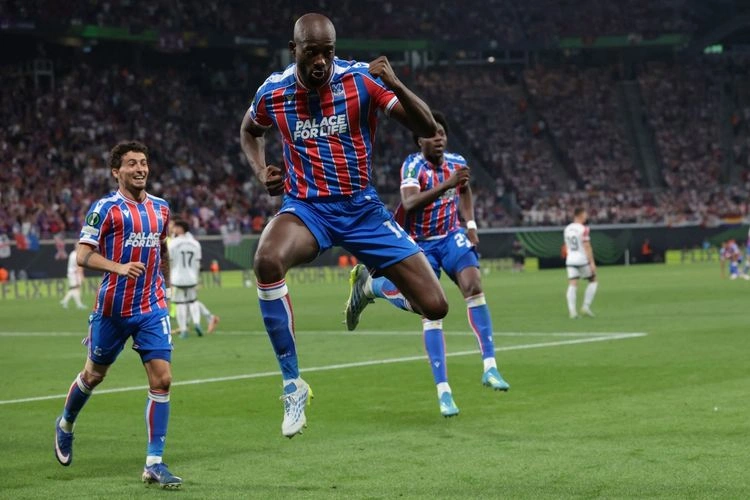Jean-Philippe Mateta merayakan gol