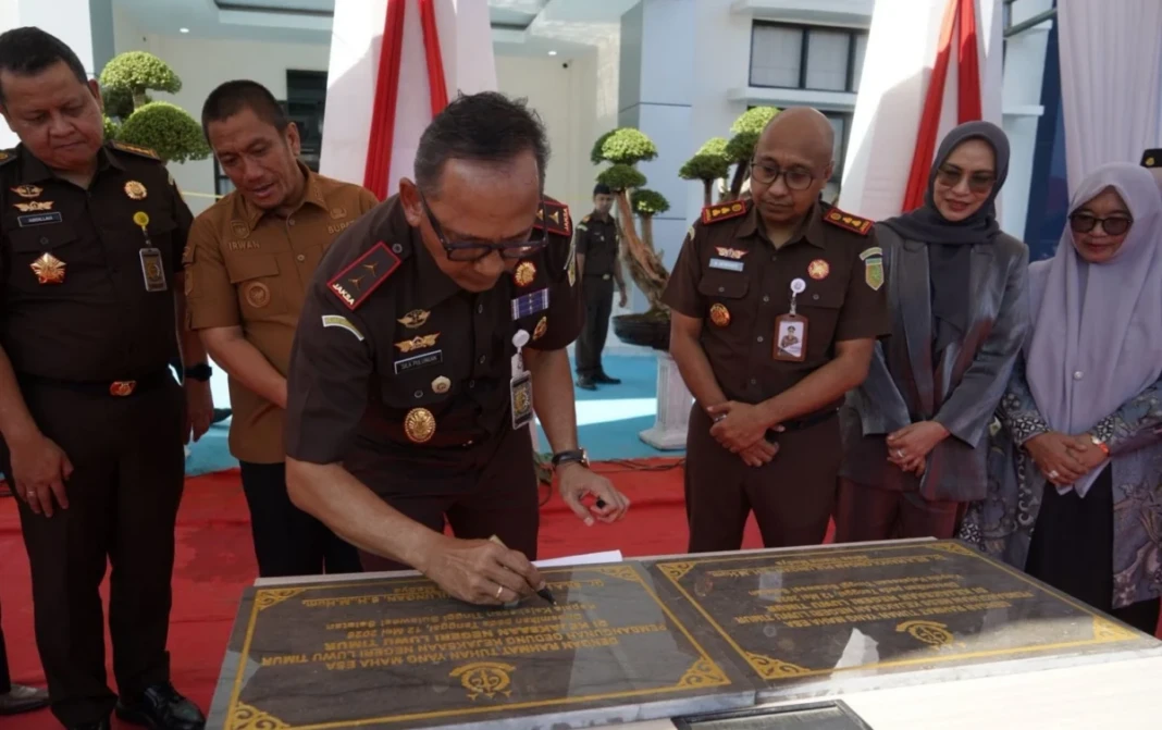 Kajati Sulsel Sila H. Pulungan meresmikan gedung baru Kejaksaan Negeri Luwu Timur