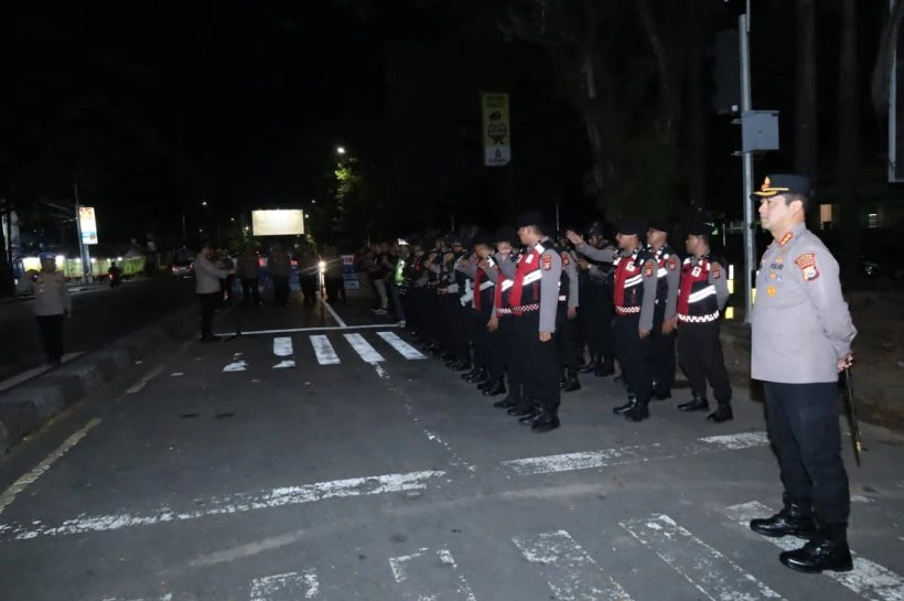 Kapolrestabes Makassar memimpin patroli dan razia dini hari untuk mengantisipasi aksi geng motor.