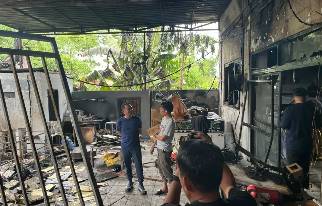 Kebakaran hebat melanda gudang percetakan Trias Muda di Jalan Manurungnge, Kabupaten Bone, Selasa malam 12 Mei 2026.