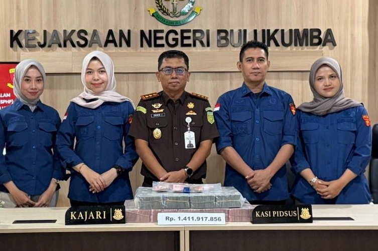Kejari Bulukumba menerima pengembalian uang kerugian negara sebesar Rp1,4 miliar dari terpidana kasus korupsi penyaluran beras SPHP 2023, Ervyna Zulaiha