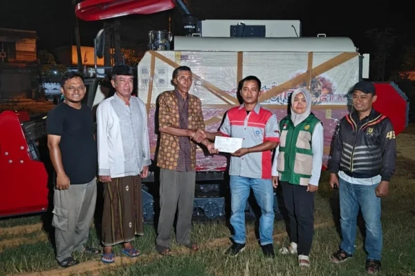 Kementerian Pertanian menyalurkan bantuan corn combine harvester kepada kelompok tani di Tuban, Jawa Timur