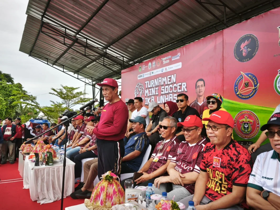 Ketua Umum PP IKA Unhas Andi Amran Sulaiman membuka turnamen AAS Cup II 2026 di Makassar