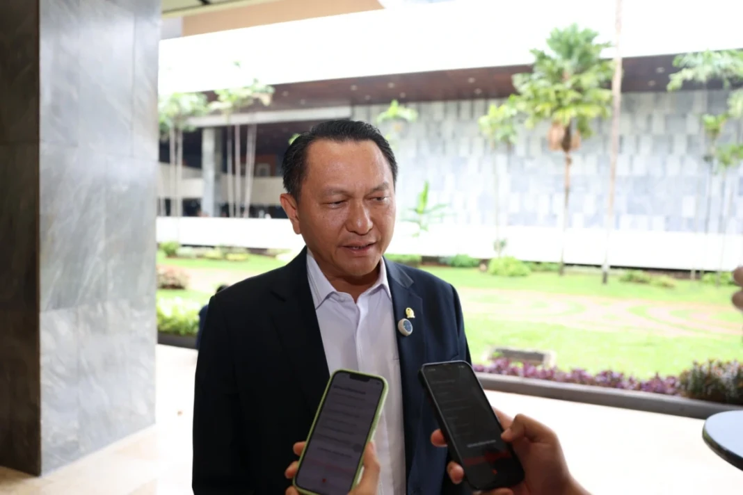 Ketua Komisi XII DPR RI Bambang Patijaya, saat wawancara dengan Parlementaria usai Rapat Paripurna di selasar Gedung Nusantara II DPR RI, Senayan, Jakarta, Rabu (20/5/2026). (Foto: DPR RI)