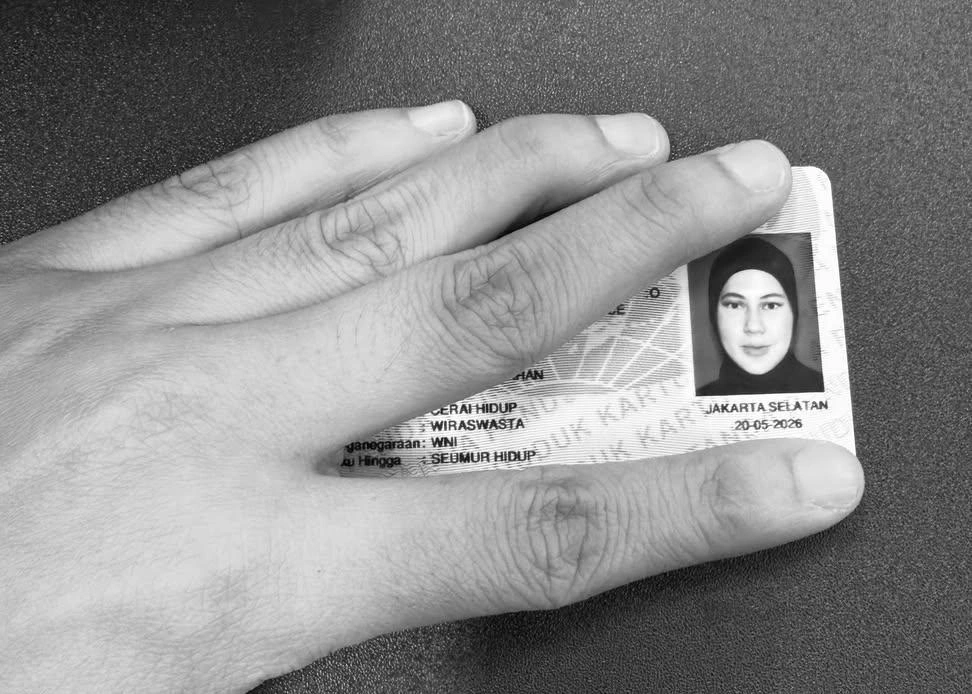 KTP baru Paula Verhoeven.