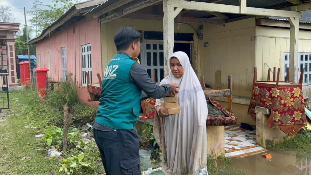 LAZ Wahdah Inspirasi Zakat Bone kembali menyalurkan bantuan makanan siap saji bagi warga terdampak banjir di sejumlah wilayah Kabupaten Bone