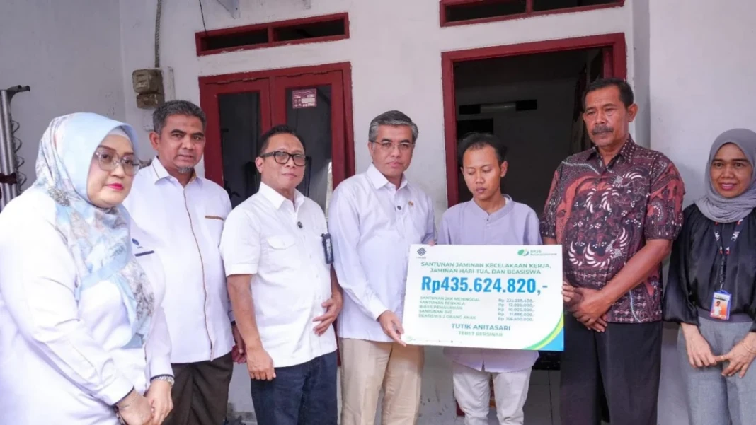 Menaker Yassierli memberikan santunan Rp435.624.820 kepada ahli waris salah satu korban kecelakaan kereta api di Bekasi Timur