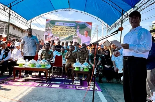 Mentan RI Andi Amran Sulaiman bersama Anggota DPR RI Andi Amar Ma'ruf menyerahkan bantuan Rp500 juta dan santunan korban meninggal masing-masing Rp50 juta bagi korban banjir di Bone