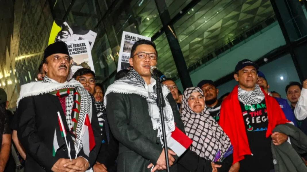 Menteri Luar Negeri (Menlu) Sugiono bersama Dubes Palestina Abdalfatah A.K. Al-Sattari (kiri), menyambut kedatangan sembilan WNI relawan Global Sumud Flotilla di Terminal 3, Bandara Soekarno-Hatta, Tangerang, Banten, Minggu (24/5/2026). (foto: JawaPos)