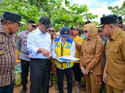Menteri Pertanian Republik Indonesia, Andi Amran Sulaiman, meninjau langsung kondisi pascabanjir di Kendari, Sultra