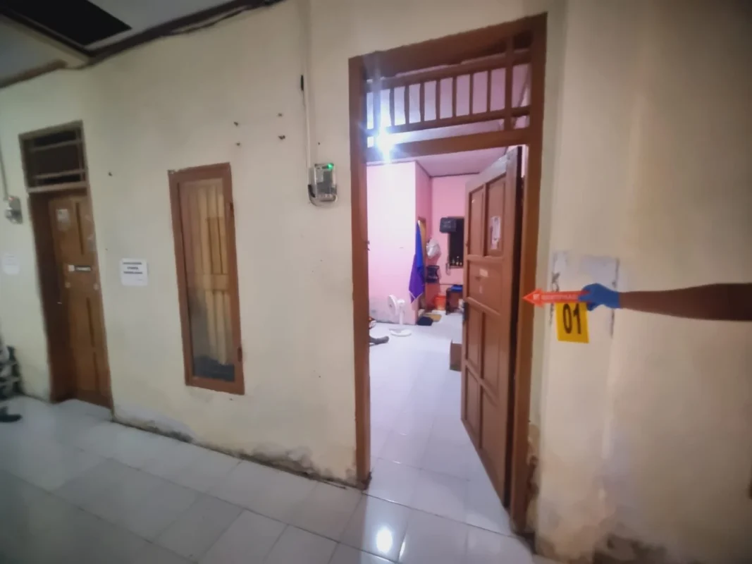 Olah TKP di kamar kos korban di Tidung Rappocini, Makassar.