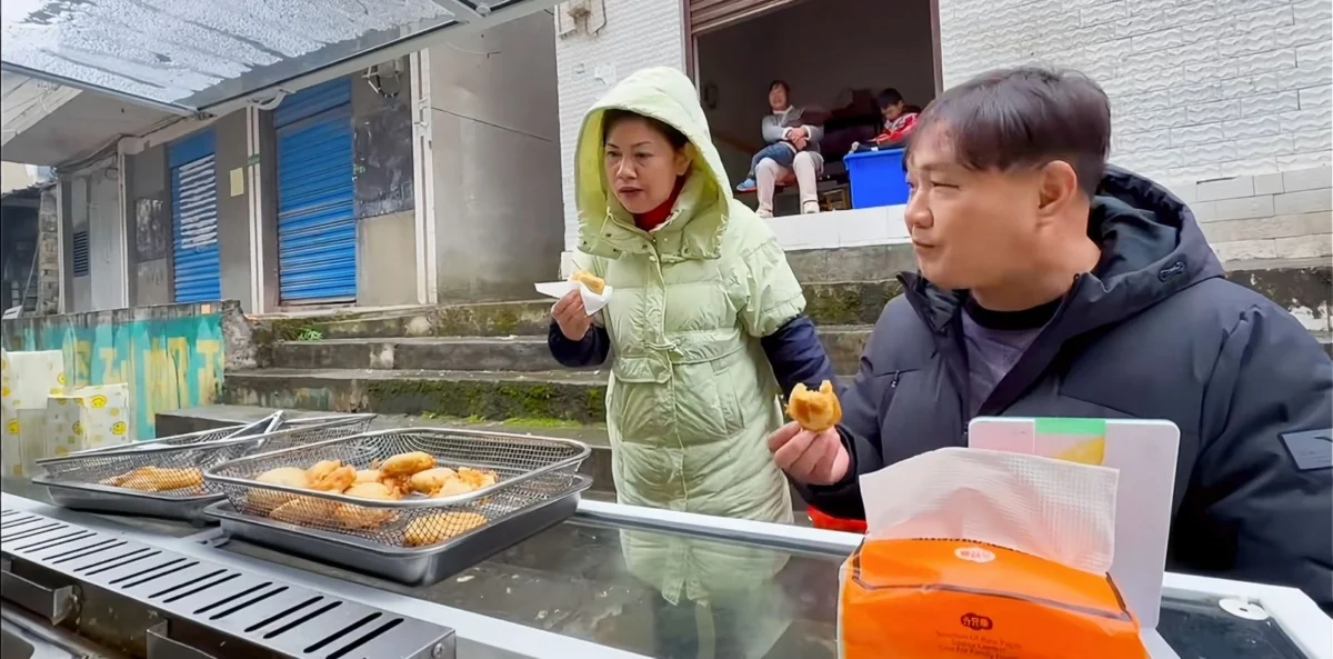 Pembeli asal China yang membeli Kue tradisional khas Sulawesi Selatan berbahan singkong, Tara'jong