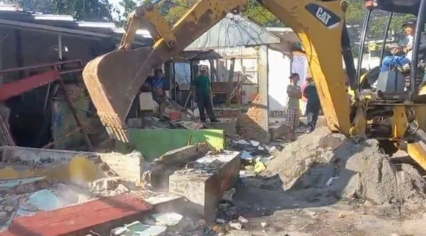 Pembongkaran lapak PKL di Kecamatan Mariso, Kota Makassar.