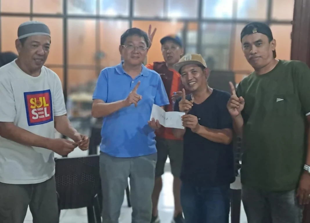 Pemenang turnamen domino mini IKATEK Unhas dan klub British Royal Pegasus.
