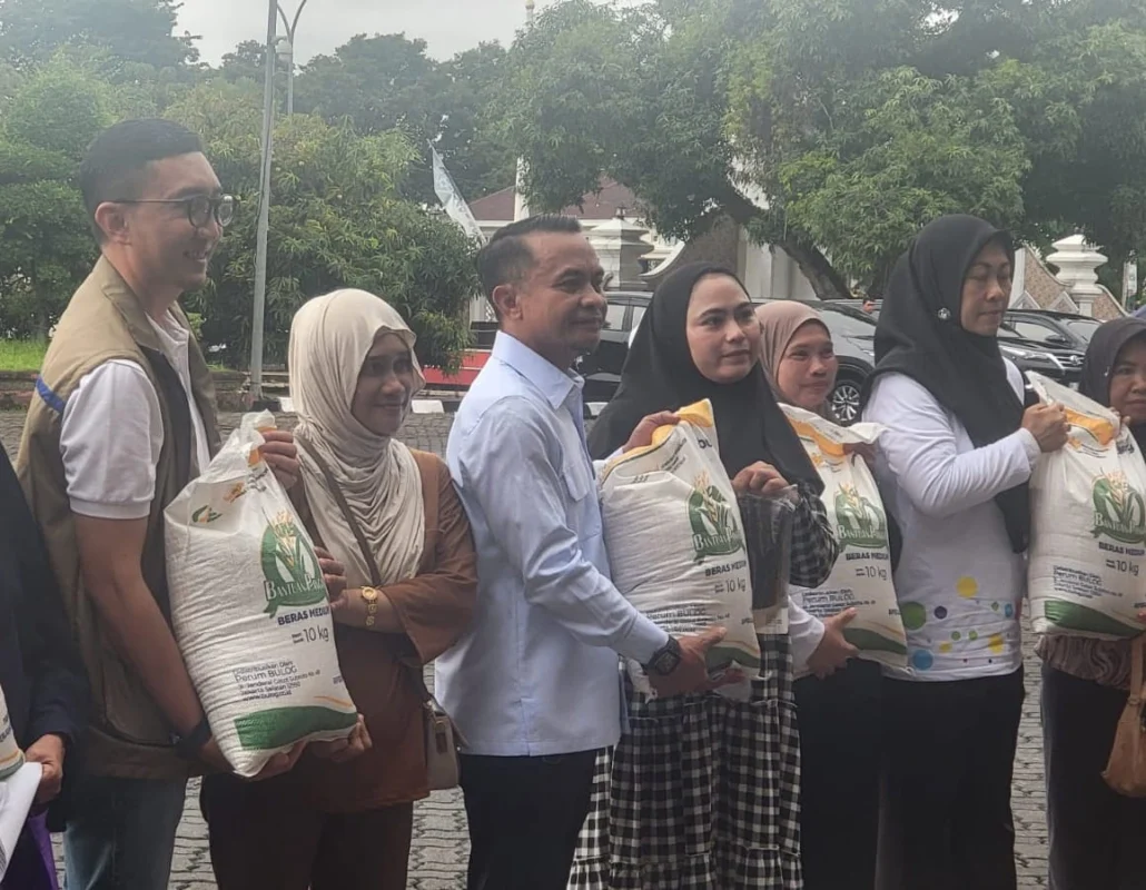 Pemerintah Kabupaten Bone resmi meluncurkan program bantuan pangan bagi masyarakat, Jumat 
