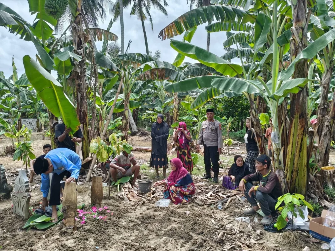 Pemindahan makam seorang ibu dan anak akibat sengketa lahan keluarga