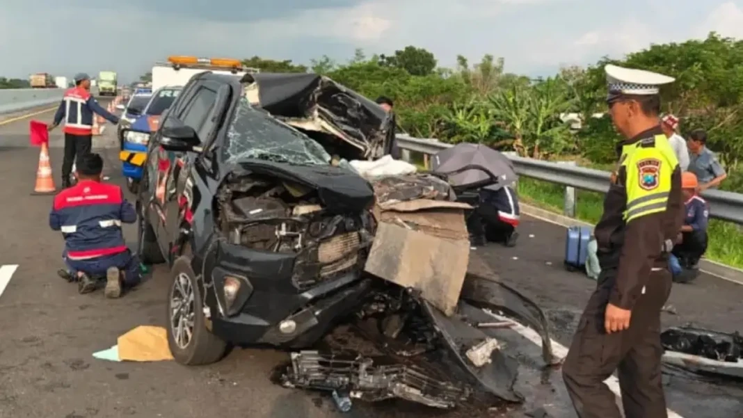 Penampakan mobil Toyota Innova yang ditumpangi rombongan Anggota Komisi X DPR RI, Gus Hilman, ringsek setelah mengalami kecelakaan di Tol Pasuruan - Probolinggo. (istimewa)