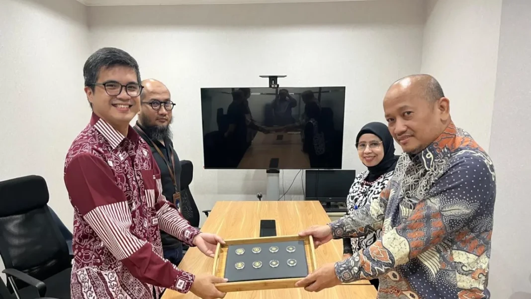 Penyerahan koin emas fisik IDN Gold hasil kolaborasi PT SBI dan PERURI dengan fitur keamanan invisible ink. (Istimewa)