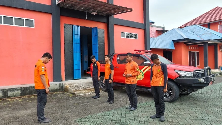 Persiapan Tim Rescue Basarnas Makassar melakukan operasi pencarian Pasutri yang terseret arus sungai Buakkang.jpg