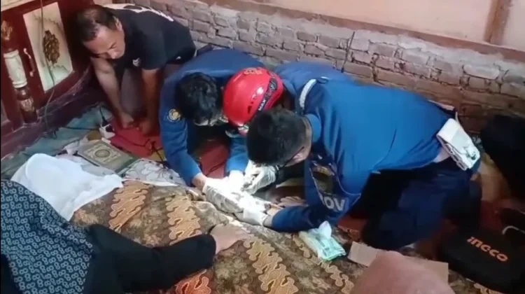 Petugas Damkar Maros membantu keluarga melepas cincin yang sulit dikeluarkan dari jari seorang jenazah di Kecamatan Lau