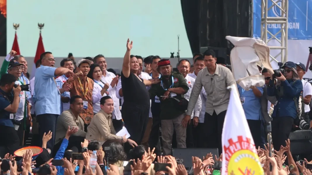 Presiden melepas bajunya di hari buruh