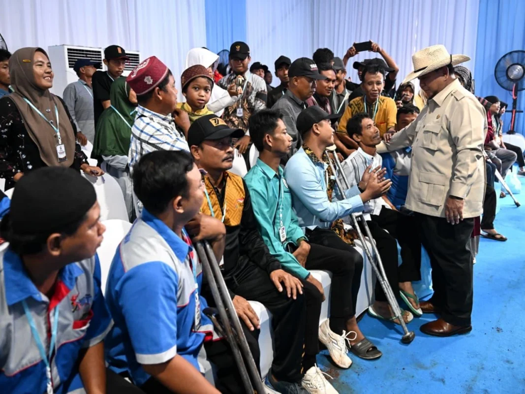Presiden Prabowo berinteraksi dengan petani