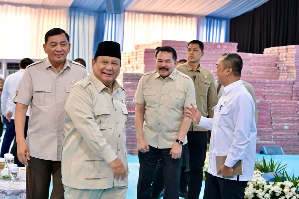 Presiden Prabowo saat menerima uang sitaan kejaksaan