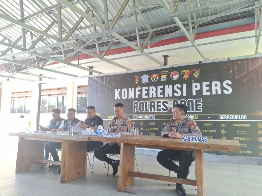 press release yang digelar di Mapolres Bone, Jalan Yos Sudarso, Kecamatan Tanete Riattang Timur, Rabu 13 Mei 2026.