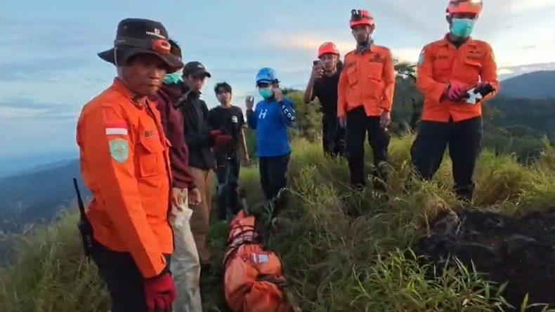 Proses evakuasi korban saat di puncak