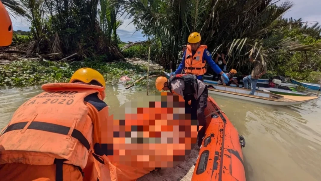 Proses evakuasi lansia asal Wajo yang sebelumnya tenggelam di saluran irigasi Desa Wage Bone